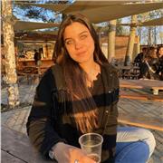 Studentessa universitaria impartisce lezioni di matematica (o spagnolo) per studenti delle medie e delle superiori